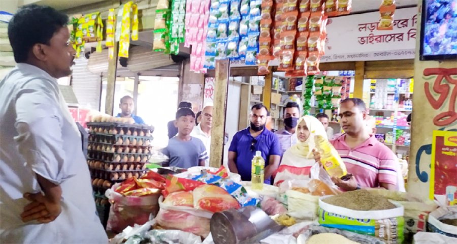 ময়মনসিংহে উচ্চ মূল্যে সয়াবিন তেল বিক্রি, ৪ ব্যবসায়ীকে জরিমানা