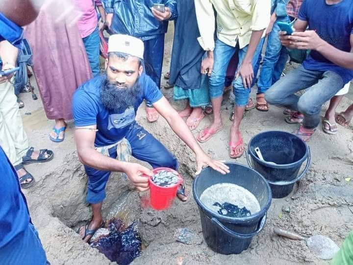 নেত্রকোণায় গর্ত থেকে বের হচ্ছে কেরোসিন জাতীয় দাহ্য পদার্থ, এলাকায় চাঞ্চল্য