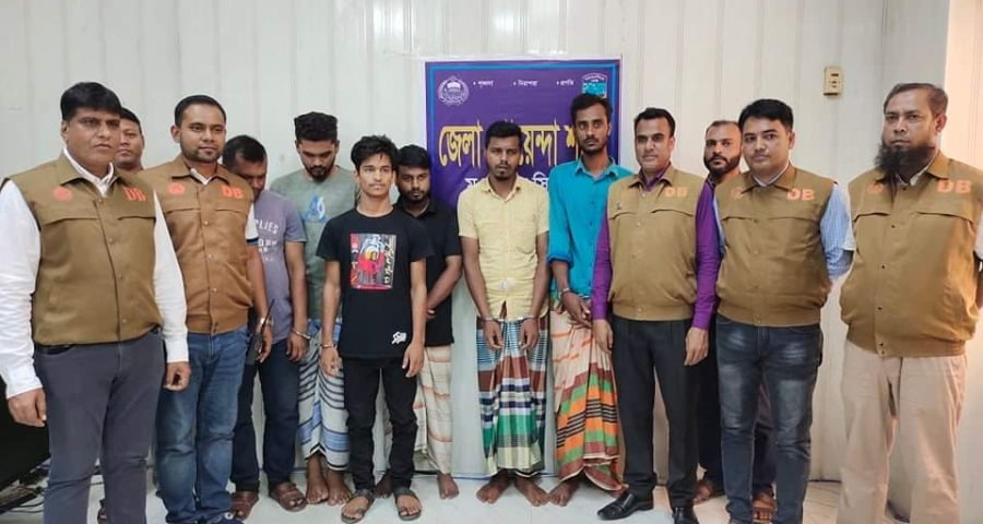 পিকআপ থামিয়ে ৭৫ হাজার ডিম লুট, ৬ ডাকাত গ্রেপ্তার