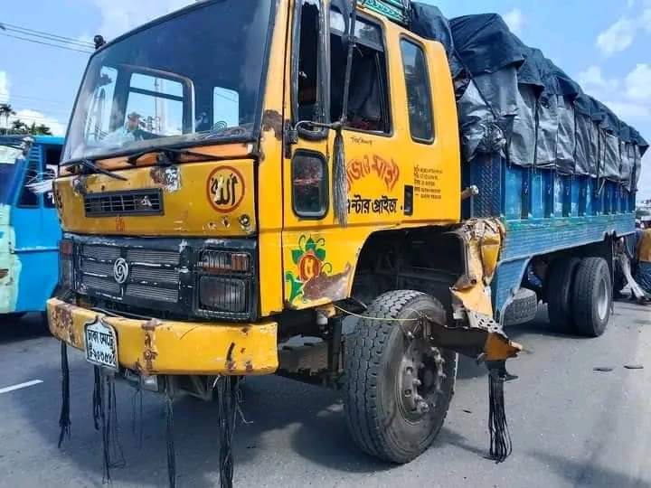 ত্রিশালে ট্রাকচাপায় স্বামী-স্ত্রী-মেয়ের মৃত্যু