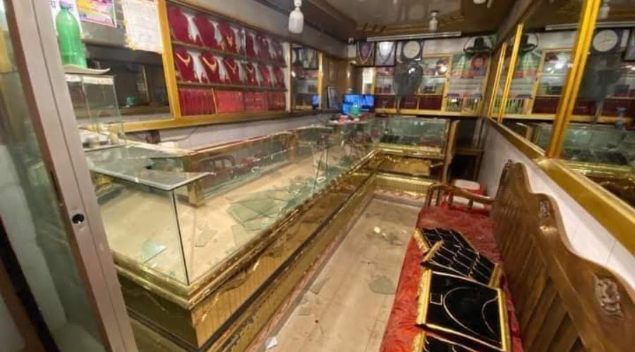 ককটেল ফাটিয়ে ফিল্মি কায়দায় স্বর্ণালঙ্কার লুট