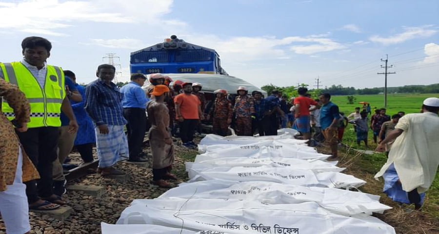 মিরসরাইয়ে ট্রেনের ধাক্কায় মাইক্রোবাসের ১১ আরোহী নিহত