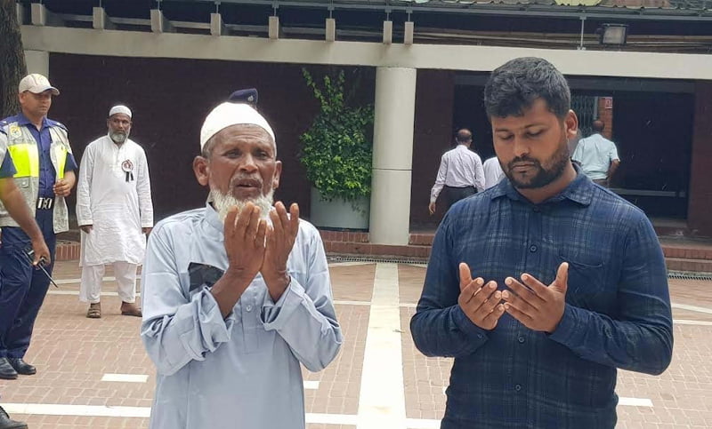 ৩১৩ কিলোমিটার হেঁটে বঙ্গবন্ধুর সমাধিতে গিয়ে শ্রদ্ধা জানালেন মোস্তফা