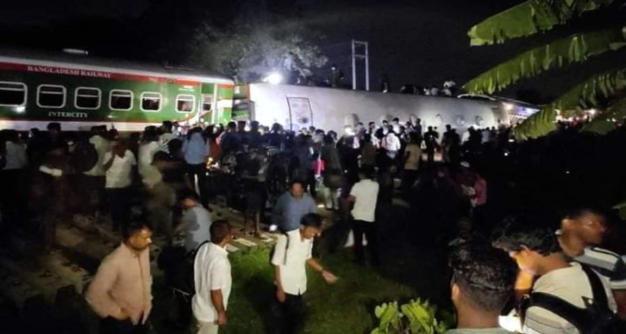 ধীরাশ্রমে লাইনচ্যুত ট্রেন : কয়েকটি বগি উল্টে হতাহতের শঙ্কা