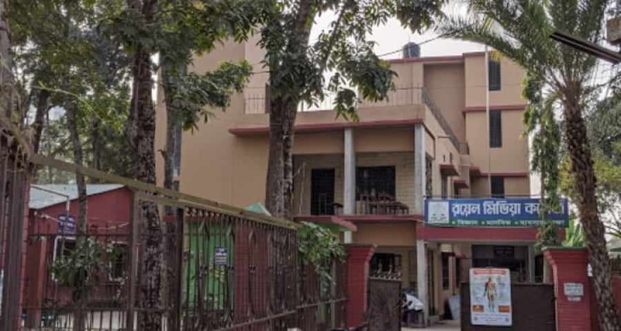 ক্লাসে অসৌজন্যমূলক আচরণ করায় শিক্ষকের শাসন, শিক্ষার্থীর মামলা!