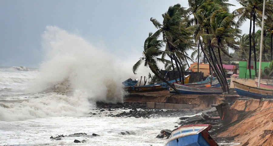 ঘূর্ণিঝড় সিত্রাং গভীর রাতে আঘাত করতে পারে, উপকূলে ৫ থেকে ৮ ফুট উঁচু জলোচ্ছ্বাসের শঙ্কা