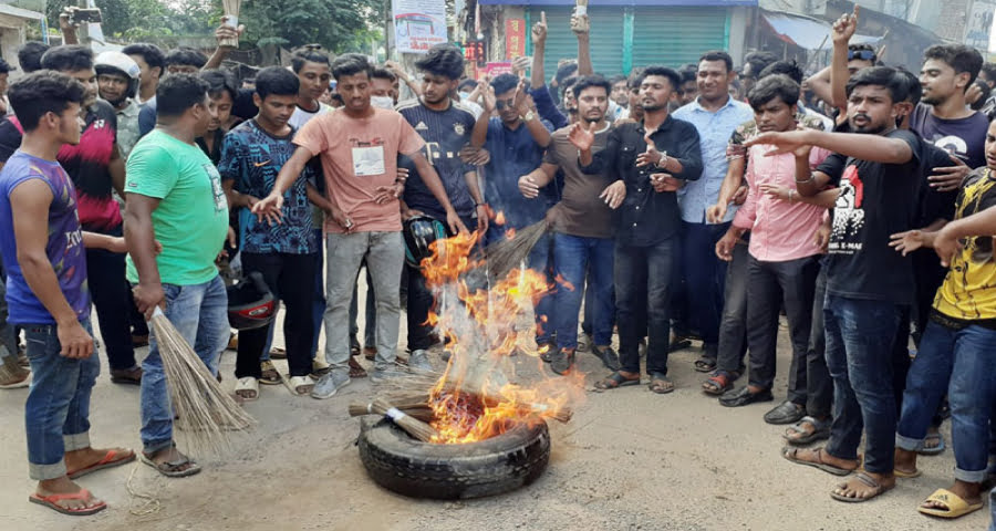 পাকুন্দিয়ায় ছাত্রলীগের নবগঠিত কমিটি বাতিলের দাবিতে বিক্ষোভ