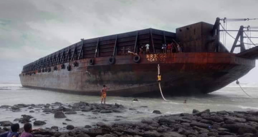 সেন্টমার্টিনে ঝড়ে ভেসে এলো জনশূন্য বিদেশি জাহাজ