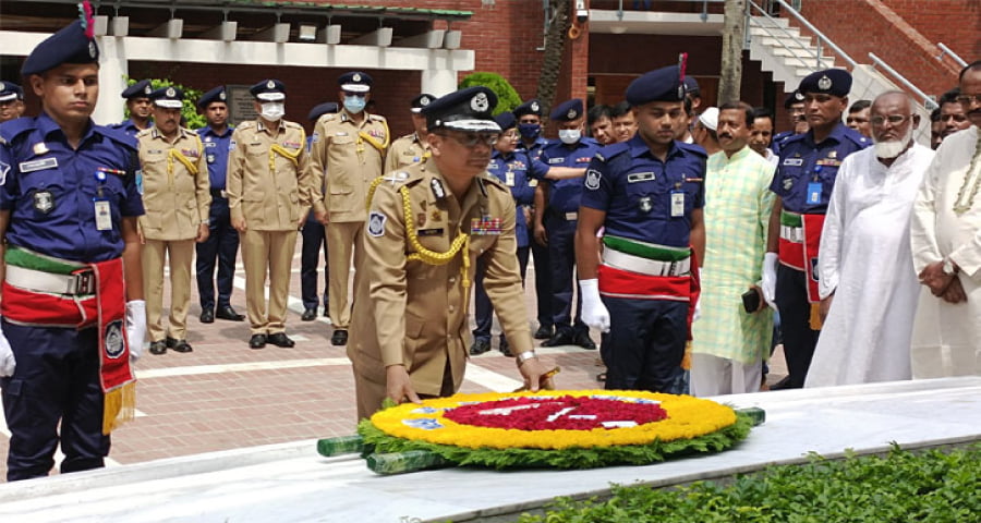 বঙ্গবন্ধুর সমাধিতে নতুন আইজিপির শ্রদ্ধা