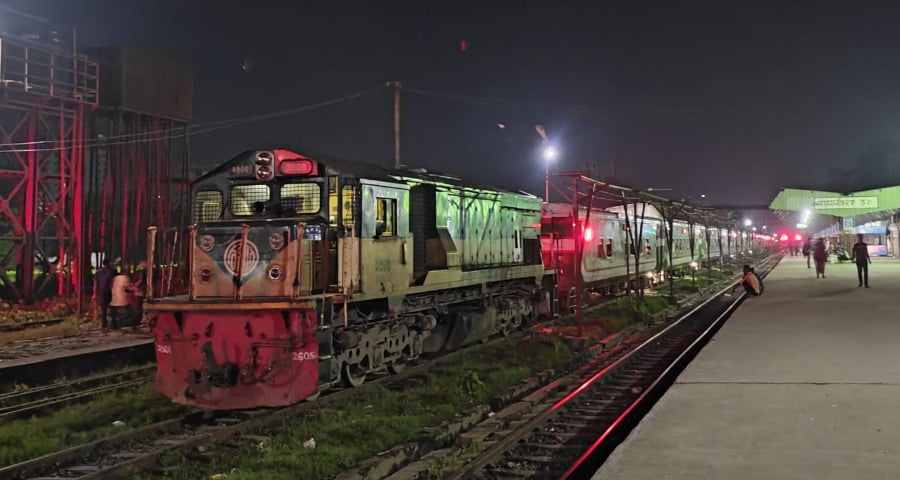 চালকের বিচক্ষণতায় বড় ধরণের ট্রেন দুর্ঘটনা থেকে রক্ষা