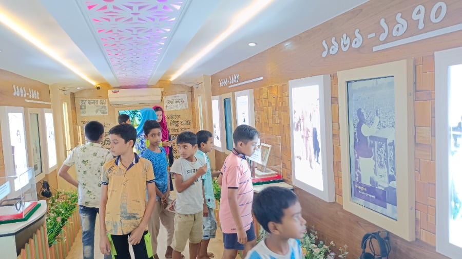 বঙ্গবন্ধু ভ্রাম্যমাণ রেল জাদুঘর এখন ময়মনসিংহে