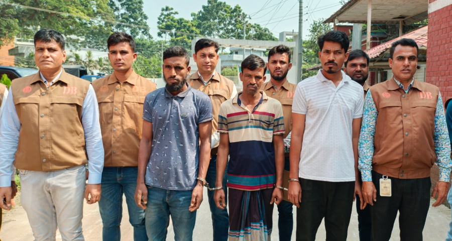 দিনে অন্য পেশা, রাতে ডাকাতি