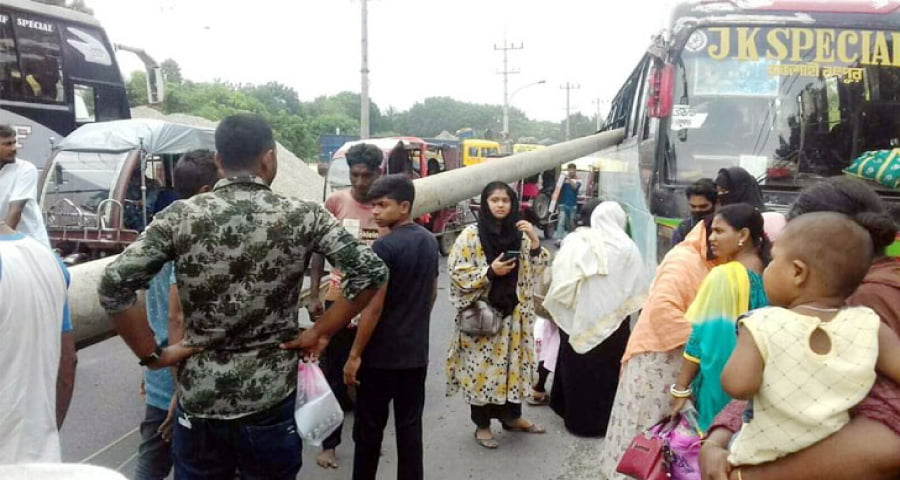এবার রাজশাহীতে চলন্ত বাসে ঢুকে গেল বিদ্যুতের খুঁটি