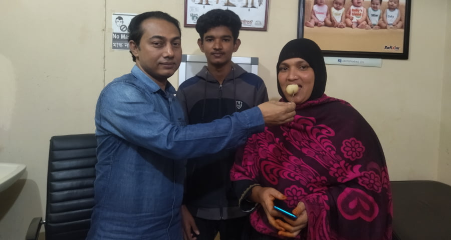 এসএসসির ফলাফলে ছেলের চেয়ে এগিয়ে মা