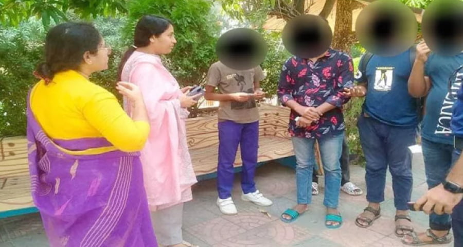 স্কুলপড়ুয়া শিক্ষার্থীর ব্যাগে জন্মনিয়ন্ত্রণ সামগ্রী, অভিভাবককে ডেকে মুচলেকা