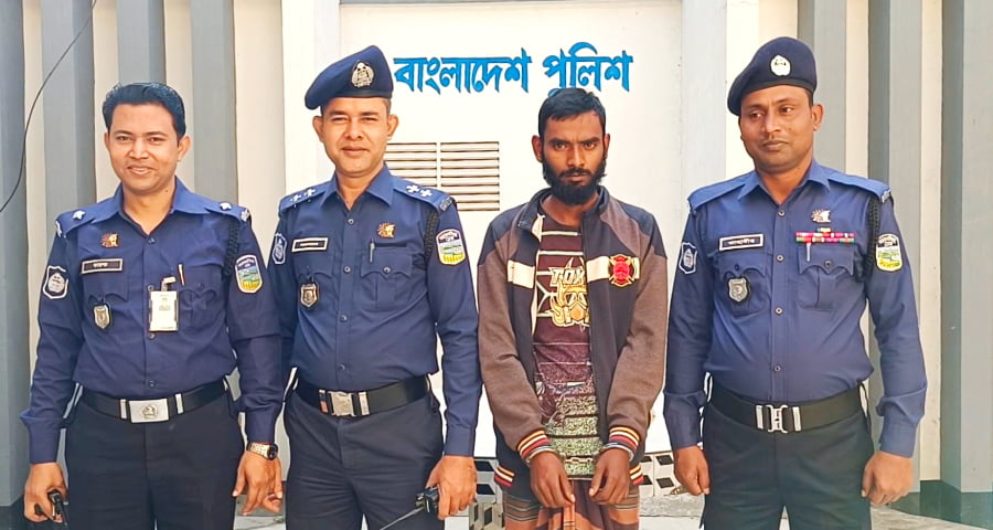 চাকরি থেকে বাদ দেয়ার আক্রোশে হকার্স মার্কেটে আগুন লাগায় বাবু