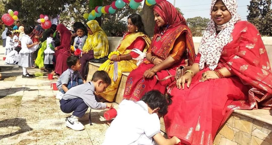 ভালোবাসা দিবসে মায়ের পা ধুয়ে সম্মান জানাল শিশুরা