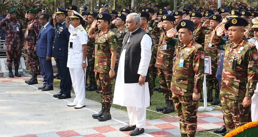 বিডিআর বিদ্রোহে শহীদ সেনা কর্মকর্তাদের কবরে শ্রদ্ধা