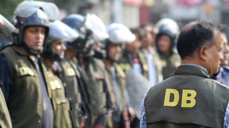 ময়মনসিংহে প্রেমের ফাঁদে ফেলে ডাকাত সর্দারকে ধরল ডিবি