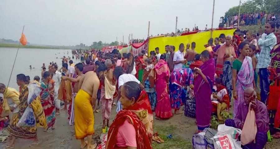 ঈশ্বরগঞ্জের ব্রহ্মপুত্র নদে অষ্টমীর স্নানে পূণ্যার্থীদের ঢল