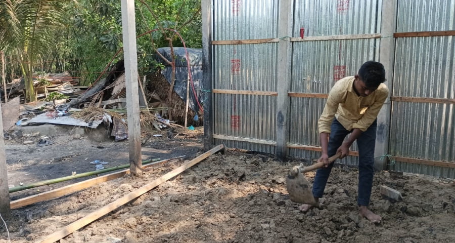 আগুনে পুড়ে ছাই কৃষকের ঘর, পাশে দাঁড়ালেন তাসরিফ