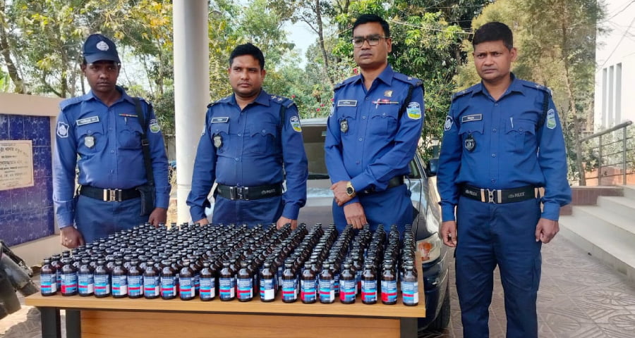 ঝিনাইগাতীতে ২৯৮ বোতল ফেনসিডিলসহ একটি প্রাইভেটকার আটক