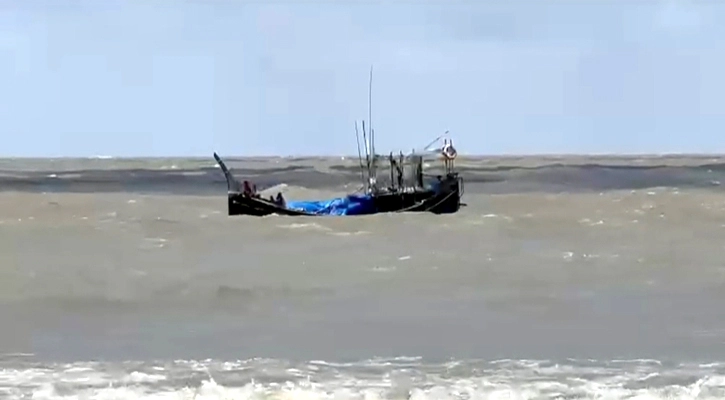 কক্সবাজারে ভেসে আসা ট্রলারে মিলল ১০ মরদেহ