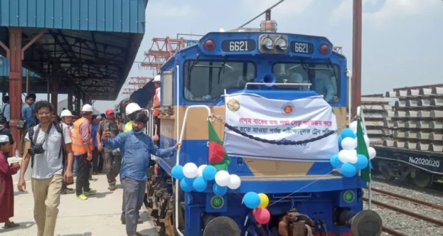 পদ্মা সেতু দিয়ে পরীক্ষামূলক ট্রেন চলল