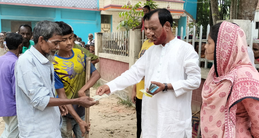 গৌরীপুর পৌর মেয়রের ঈদ উপহার পেল দুস্থরা