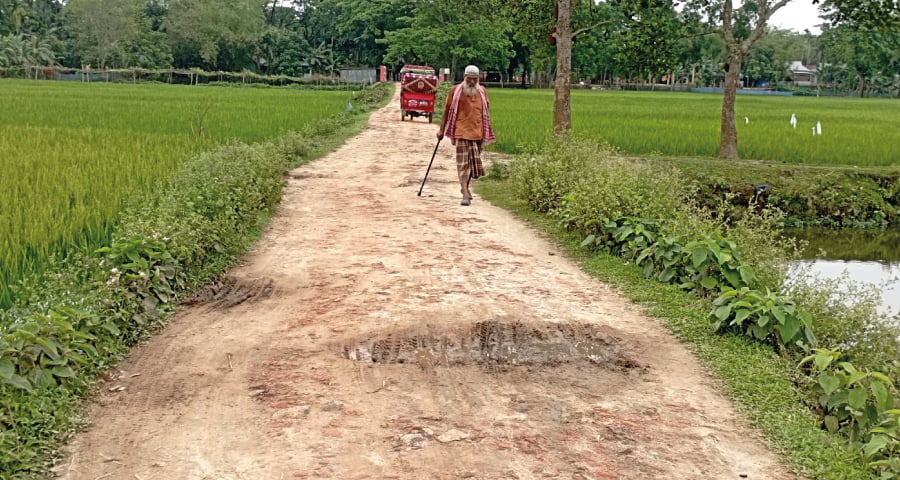 ৫২ বছরেও উন্নয়নের ছোঁয়া লাগেনি সড়কে, দুর্ভোগে পাঁচ গ্রামের মানুষ