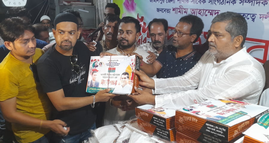 জামালপুরের বিএনপির নেতাকর্মীদের মাঝে ঈদ উপহার বিতরণ