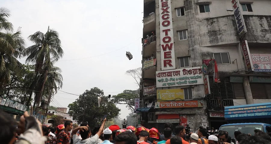 অ্যানেক্স কো ভবনে আগুন ও ধোঁয়া, কাজ করছে ১২ ইউনিট