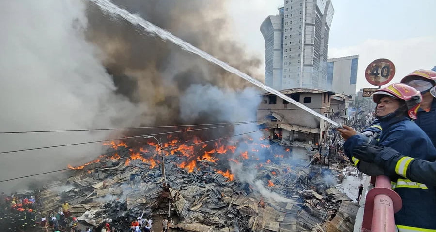 ফায়ার সার্ভিসের ৫০টি ইউনিট বঙ্গবাজারের আগুন নিয়ন্ত্রণে কাজ করছে