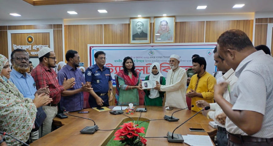 ট্যাব পেলেন ঈশ্বরগঞ্জে ১৬৮ মেধাবী শিক্ষার্থী