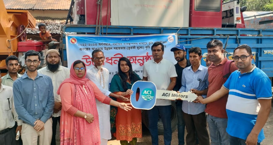 কৃষকের ধান ঘরে তুলতে ভর্তুর্কি মূল্যে কম্বাইন্ড হারভেস্টার