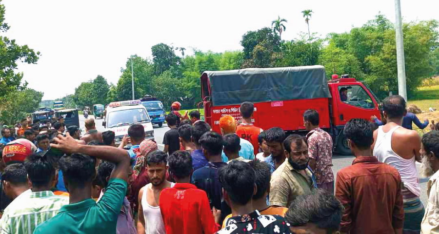 ছাগল বাঁচাতে গিয়ে ট্রাক উল্টে আহত ৫