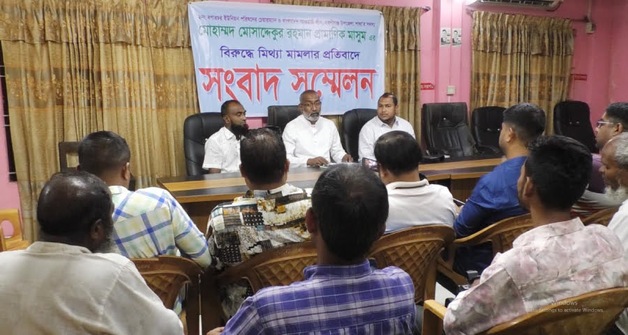 বকশীগঞ্জে হত্যা মামলায় জড়ানোর অভিযোগে ইউপি চেয়ারম্যানের সংবাদ সম্মেলন