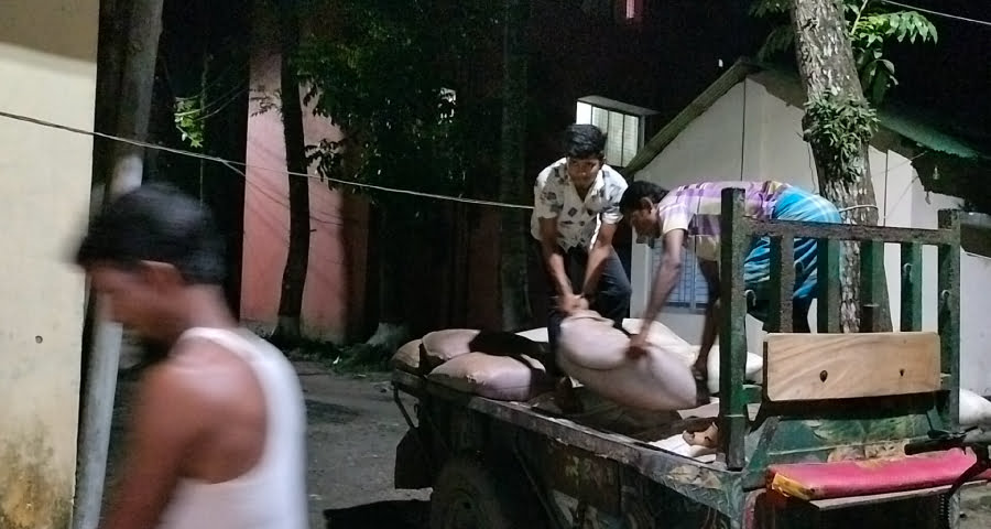 বালুর ঢিবির নিচ থেকে অবৈধ ২৬ শত কেজি চিনি উদ্ধার