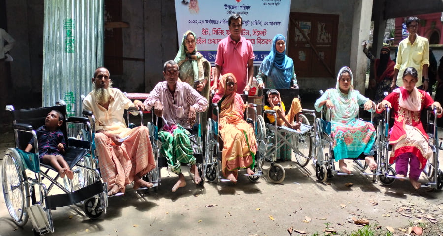 হুইলচেয়ার পেয়ে খুশি প্রতিবন্ধীরা