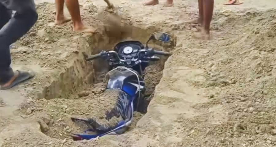 বাইক কবর দেয়ার ঘটনা সত্য নয়, সাজানো ভিডিও কনটেন্ট