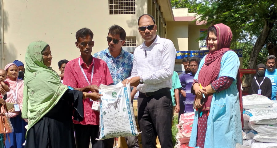 বিনামূল্যে গোখাদ্য পেল ২৮০ খামারি