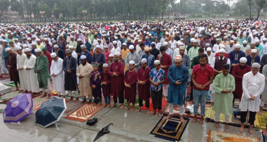 ময়মনসিংহে বৃষ্টিতে ভিজে ঈদের নামাজ পড়লেন মুসল্লিরা