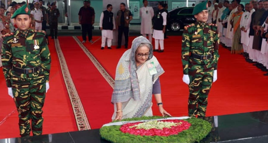 ঐতিহাসিক ছয় দফা দিবসে বঙ্গবন্ধুর প্রতিকৃতিতে প্রধানমন্ত্রীর শ্রদ্ধা নিবেদন