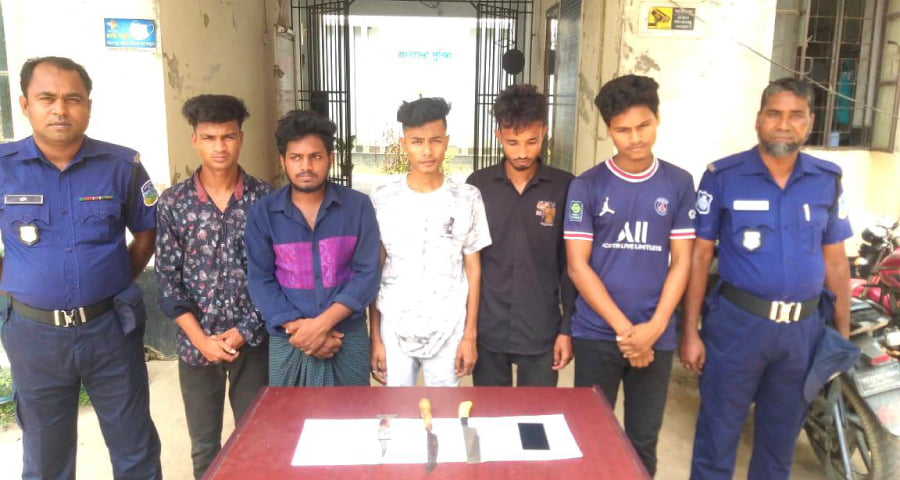 ঈশ্বরগঞ্জে দেশীয় অস্ত্রসহ কিশোর গ্যাংয়ের ৫ সদস্য গ্রেফতার