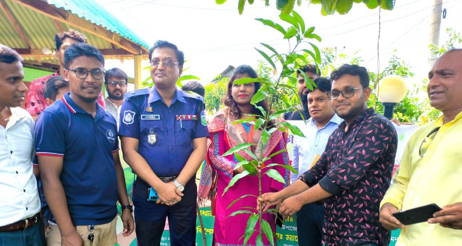 জনতার ঈশ্বরগঞ্জের প্রতিষ্ঠাবার্ষিকী উপলক্ষে  বৃক্ষ রোপন ও সম্মাননা স্মারক প্রদান