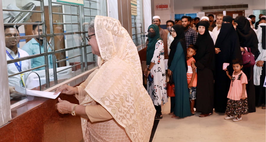 ১০ টাকার টিকিট কেটে চোখের চিকিৎসা করালেন প্রধানমন্ত্রী