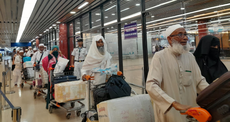 বিমানের প্রথম ফ্লাইটে দেশে ফিরলেন ৪১৮ জন হজযাত্রী