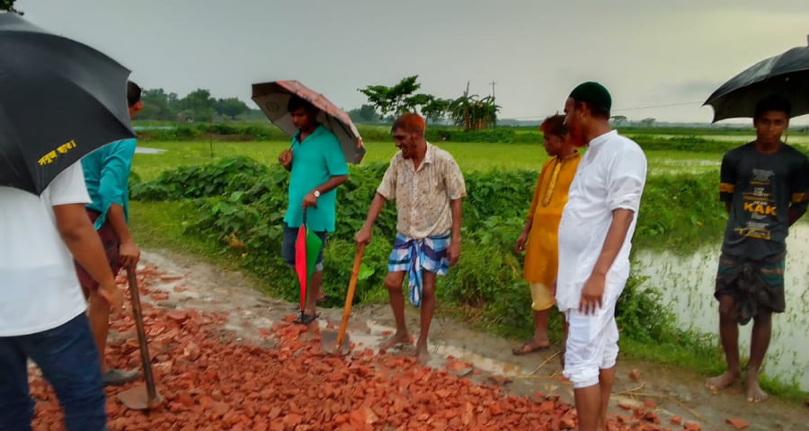 কাঁচা সড়ক সংস্কারে গ্রামবাসীর মুখে হাসি