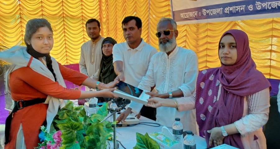 প্রধানমন্ত্রীর ট্যাব উপহার পেল ২৪৫ শিক্ষার্থী