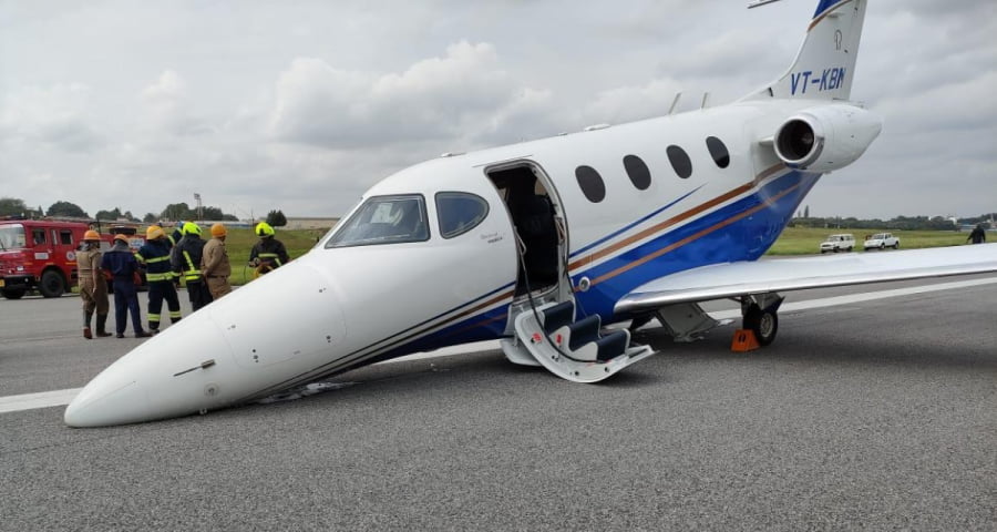 নামার মুহূর্তে রানওয়েতে পিছলে গেল বিমান